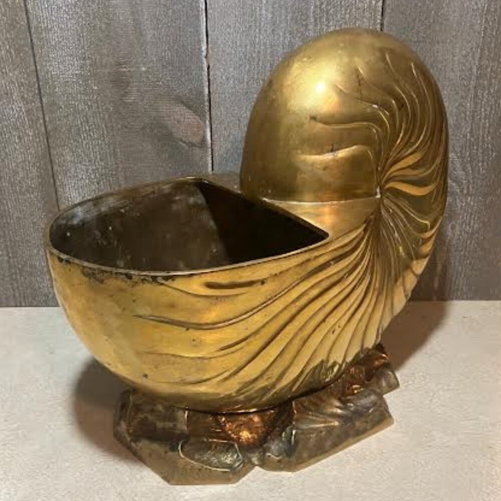 Large, heavy, Brass shell planter - Picture 2 of 7